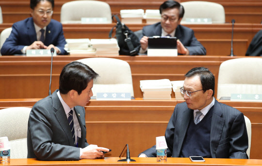 이해찬 민주당 대표(오른쪽)와 이인영 원내대표가 25일 국회에서 열린 의원총회에서 대화하고 있다. 연합뉴스